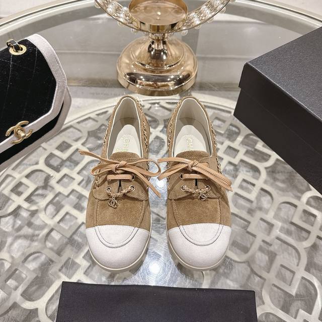 Chanel 香奈儿26C早春新款拼色麂皮乐福鞋 鞋底超软 无比舒适的豆豆鞋 日行万步脚不疼 小香这双平底休闲鞋 可以说是这几年最具设计感的鞋子了 巧妙选用皮穿