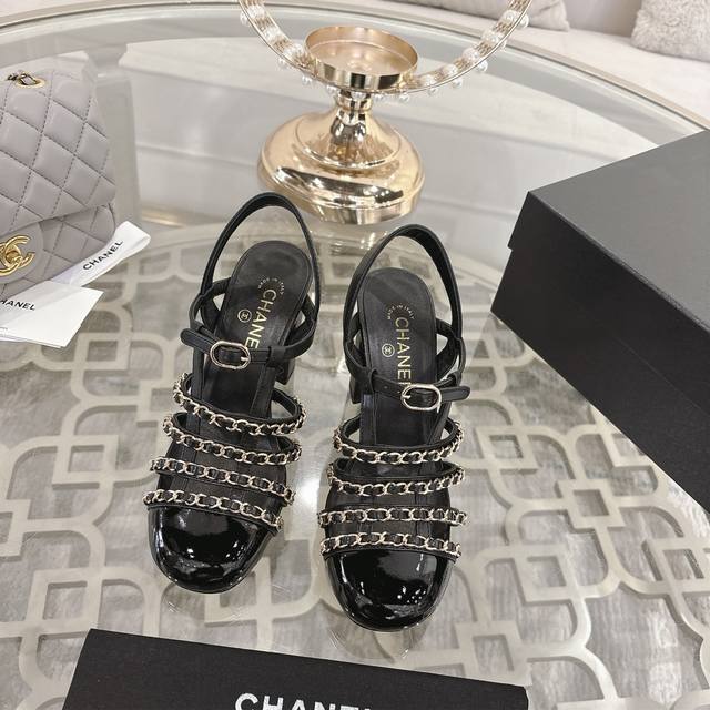 Chanel 小香2025Ss春夏最新走秀时装 链条装饰 顶级品质！ 精确到1：1 轻奢而不累脚、上脚可随意搭配春夏的服饰、更加彰显质感和品味、简约中带奢华的外