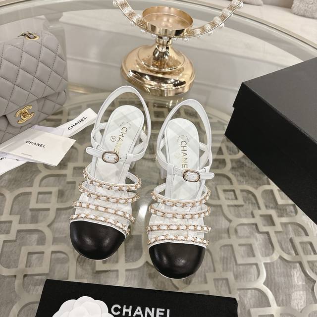 Chanel 小香2025Ss春夏最新走秀时装 链条装饰 顶级品质！ 精确到1：1 轻奢而不累脚、上脚可随意搭配春夏的服饰、更加彰显质感和品味、简约中带奢华的外