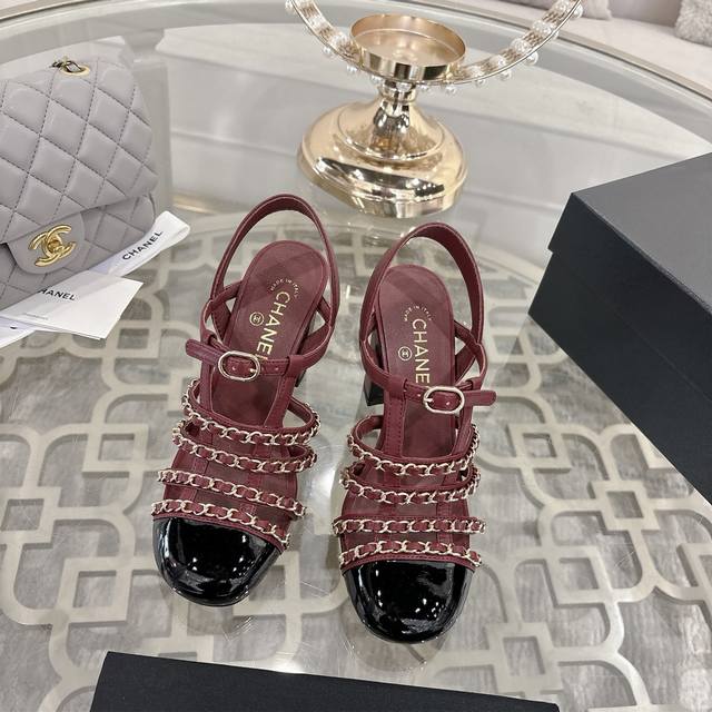 Chanel 小香2025Ss春夏最新走秀时装 链条装饰 顶级品质！ 精确到1：1 轻奢而不累脚、上脚可随意搭配春夏的服饰、更加彰显质感和品味、简约中带奢华的外