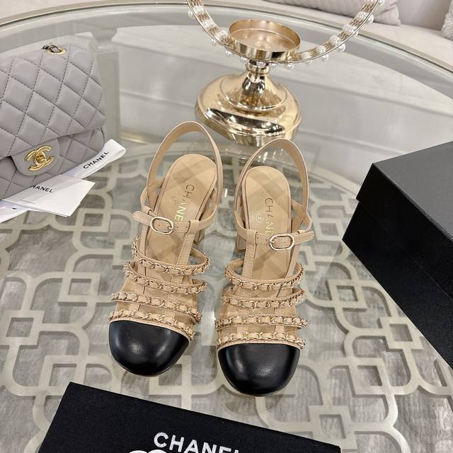 Chanel 小香2025Ss春夏最新走秀时装 链条装饰 顶级品质！ 精确到1：1 轻奢而不累脚、上脚可随意搭配春夏的服饰、更加彰显质感和品味、简约中带奢华的外