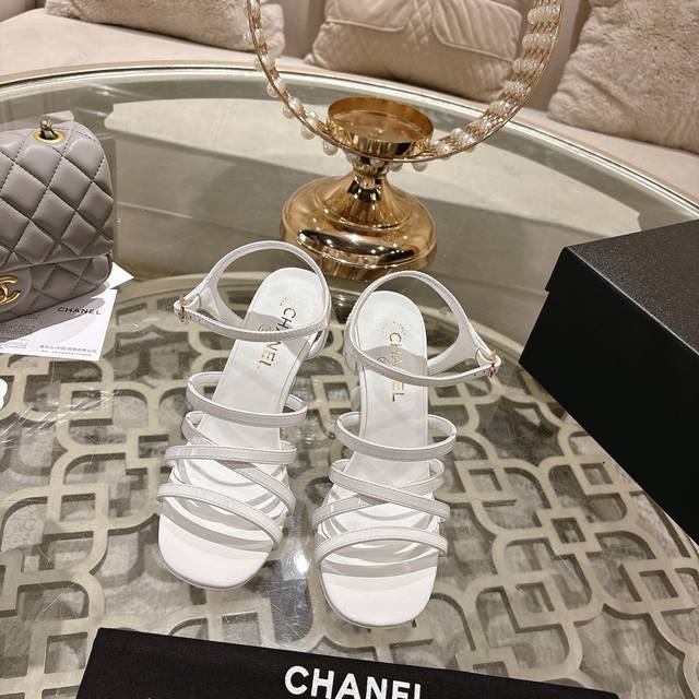 Chane* ｜小香25Ss春夏新品走秀款双C高跟凉鞋 走秀主推款这季太好看了 整体设计简约大气又耐看，鞋跟设计非常独特大胆，真让人爱不释手，不仅鞋型好看，上脚