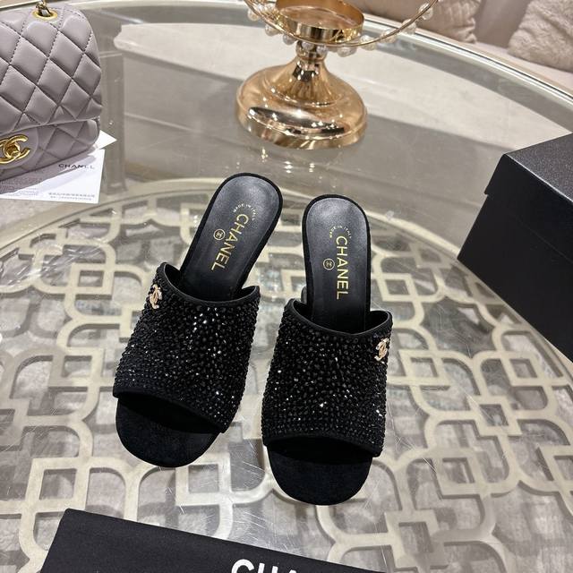 Chane* ｜小香25Ss春夏新品走秀款双C高跟拖鞋 走秀主推款这季太好看了 整体设计简约大气又耐看，鞋跟设计非常独特大胆，真让人爱不释手，不仅鞋型好看，上脚