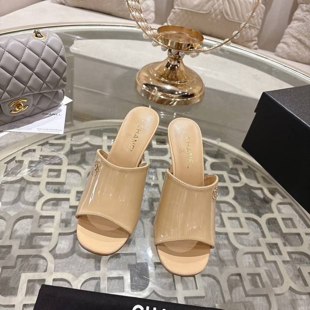 Chane* ｜小香25Ss春夏新品走秀款双C高跟拖鞋 走秀主推款这季太好看了 整体设计简约大气又耐看，鞋跟设计非常独特大胆，真让人爱不释手，不仅鞋型好看，上脚