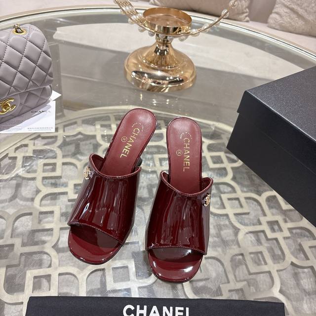 Chane* ｜小香25Ss春夏新品走秀款双C高跟拖鞋 走秀主推款这季太好看了 整体设计简约大气又耐看，鞋跟设计非常独特大胆，真让人爱不释手，不仅鞋型好看，上脚