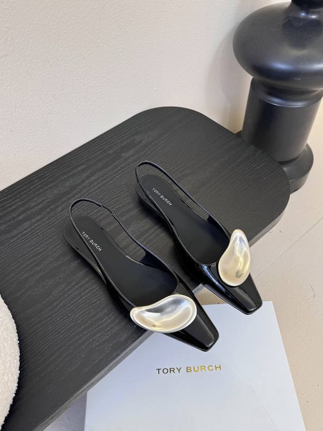 Tory Burch 26Ss春夏后空当头漆皮凉鞋 搭配经典后空凉鞋 简单百搭！ 姐妹们一定要赶上这趟车同步官方两个颜色 优雅绝绝子新品2026 Tory Bu