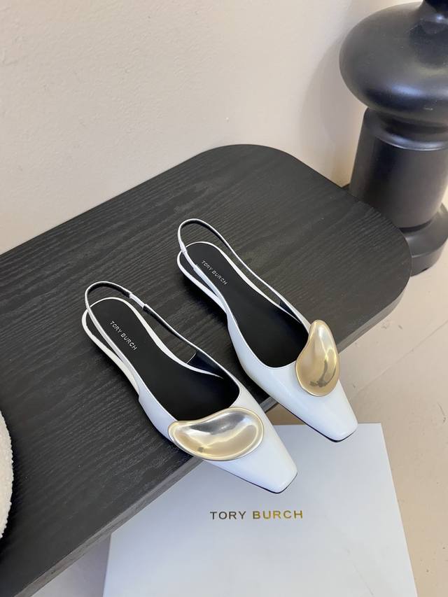 Tory Burch 26Ss春夏后空当头漆皮凉鞋 搭配经典后空凉鞋 简单百搭！ 姐妹们一定要赶上这趟车同步官方两个颜色 优雅绝绝子新品2026 Tory Bu