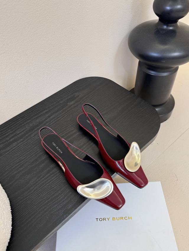 Tory Burch 26Ss春夏后空当头漆皮凉鞋 搭配经典后空凉鞋 简单百搭！ 姐妹们一定要赶上这趟车同步官方两个颜色 优雅绝绝子新品2026 Tory Bu
