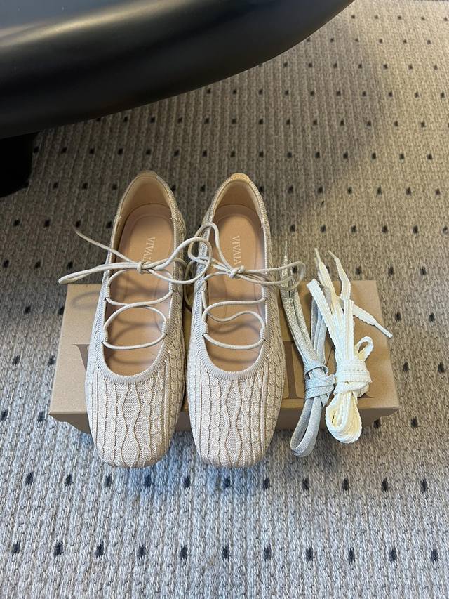 Vivai*25Ss 针织风平底鞋玛丽珍鞋单鞋 用针织面料，鞋面有麻花纹理，轻便又有弹性，脚感像穿袜子一样贴合，同时兼顾透气度。方头+系带元素，甜中带点休闲感，