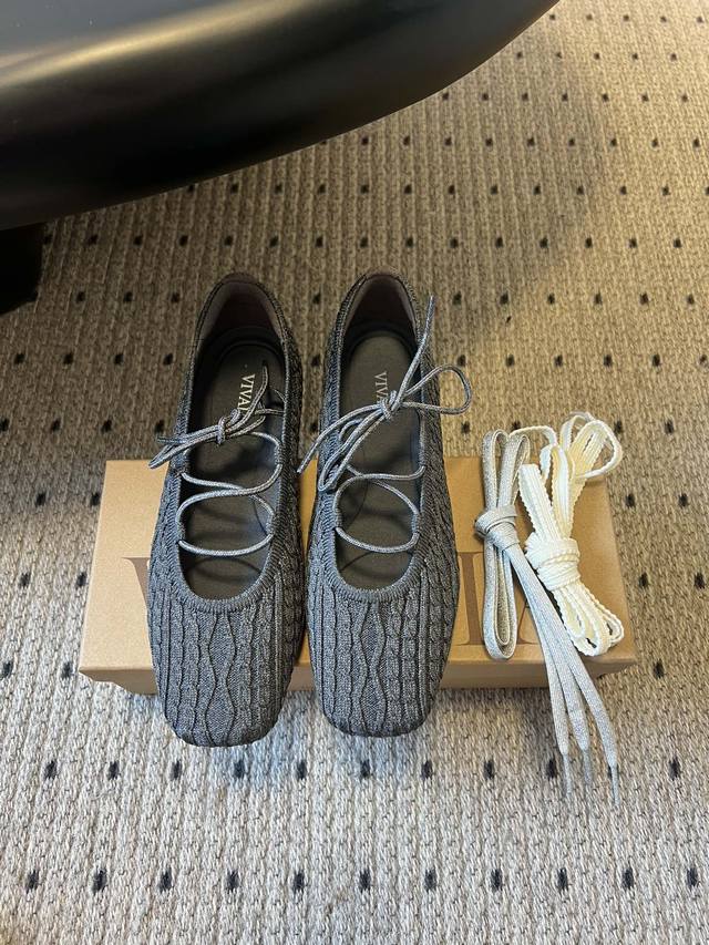 Vivai*25Ss 针织风平底鞋玛丽珍鞋单鞋 用针织面料，鞋面有麻花纹理，轻便又有弹性，脚感像穿袜子一样贴合，同时兼顾透气度。方头+系带元素，甜中带点休闲感，