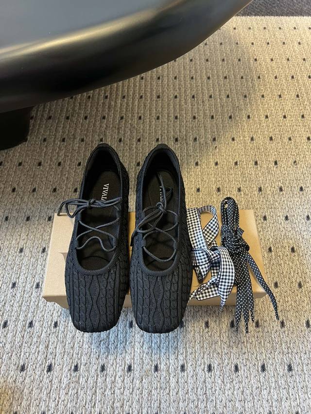 Vivai*25Ss 针织风平底鞋玛丽珍鞋单鞋 用针织面料，鞋面有麻花纹理，轻便又有弹性，脚感像穿袜子一样贴合，同时兼顾透气度。方头+系带元素，甜中带点休闲感，