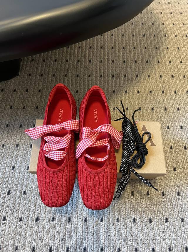 Vivai*25Ss 针织风平底鞋玛丽珍鞋单鞋 用针织面料，鞋面有麻花纹理，轻便又有弹性，脚感像穿袜子一样贴合，同时兼顾透气度。方头+系带元素，甜中带点休闲感，