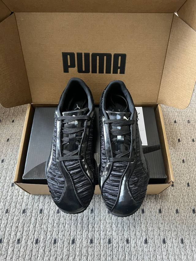 pum* 25Ss 复古褶皱设计运动风休闲鞋 走复古足球鞋的设计路线，将经典运动鞋型与现代质感结合，既有复古潮流感，又能兼顾日常穿搭。鞋面采用纹理压纹材质，搭配