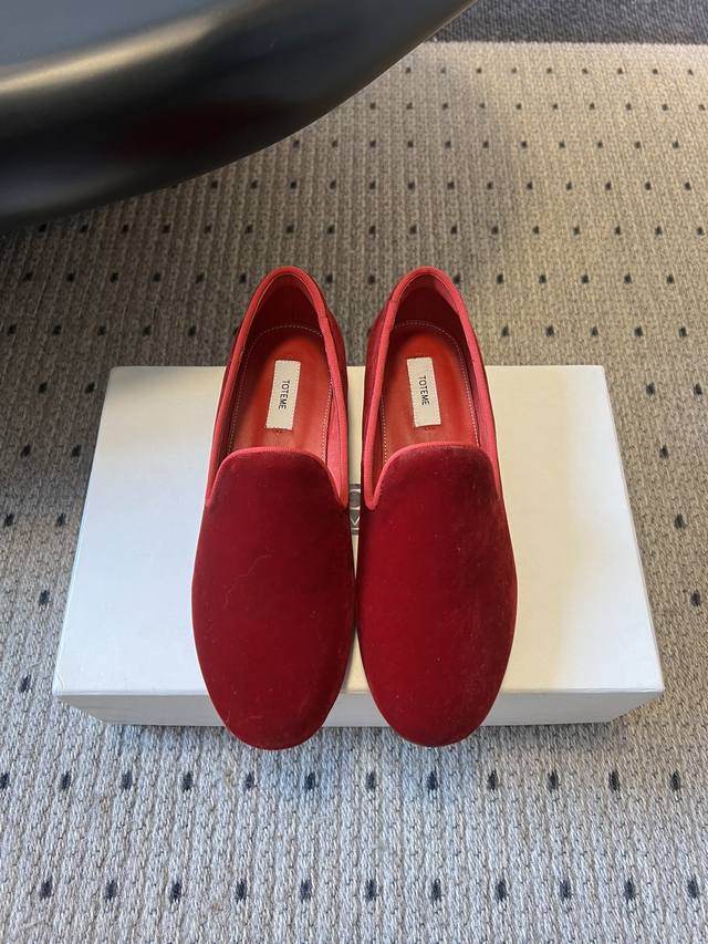 Totem* 25Ss 新款深口平底单鞋穆勒鞋 设计为方头一脚蹬样式，简约大气，属于“老钱风”的极简风格，线条利落，没有多余装饰，尽显低调优雅。鞋跟是平底款式，