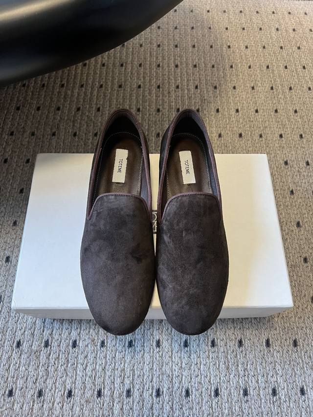 Totem* 25Ss 新款深口平底单鞋穆勒鞋 设计为方头一脚蹬样式，简约大气，属于“老钱风”的极简风格，线条利落，没有多余装饰，尽显低调优雅。鞋跟是平底款式，