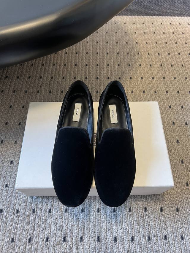 Totem* 25Ss 新款深口平底单鞋穆勒鞋 设计为方头一脚蹬样式，简约大气，属于“老钱风”的极简风格，线条利落，没有多余装饰，尽显低调优雅。鞋跟是平底款式，