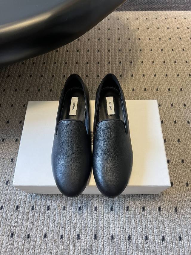 Totem* 25Ss 新款深口平底单鞋穆勒鞋 设计为方头一脚蹬样式，简约大气，属于“老钱风”的极简风格，线条利落，没有多余装饰，尽显低调优雅。鞋跟是平底款式，