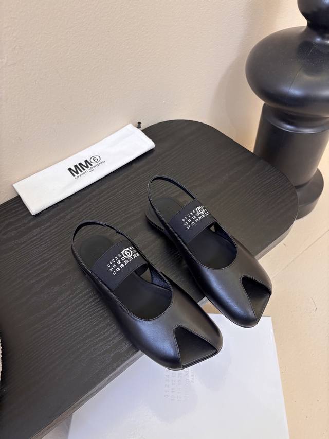 Maison Marginal* Mm6苹果头芭蕾舞凉鞋 马吉拉设计师太有才了 作为设计元素打造鞋品 单鞋干练精致 半拖搭配短裙 性感个性 面料牛皮 内里绵羊