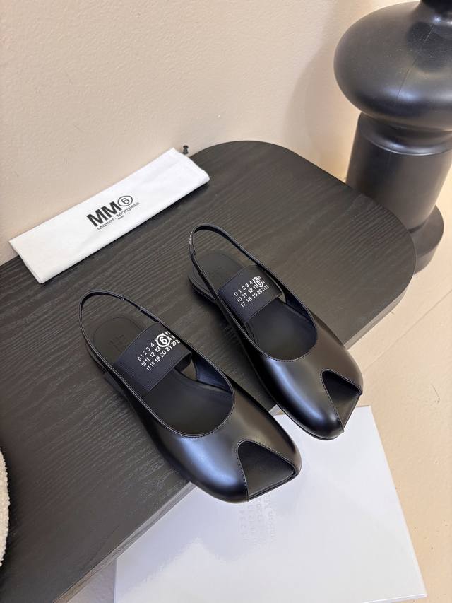 Maison Marginal* Mm6苹果头芭蕾舞凉鞋 马吉拉设计师太有才了 作为设计元素打造鞋品 单鞋干练精致 半拖搭配短裙 性感个性 面料牛皮 内里绵羊