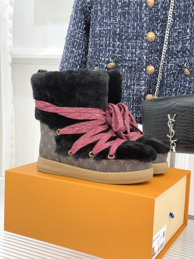 厂价 L*V 驴家25Wf新品老花绑带雪地靴 将旅行艺术融入冬日日常。 经典Monogram图案历经时光淬炼 在鞋身铺陈出低调贵气 加粗绑带设计强化轮廓感 厚实