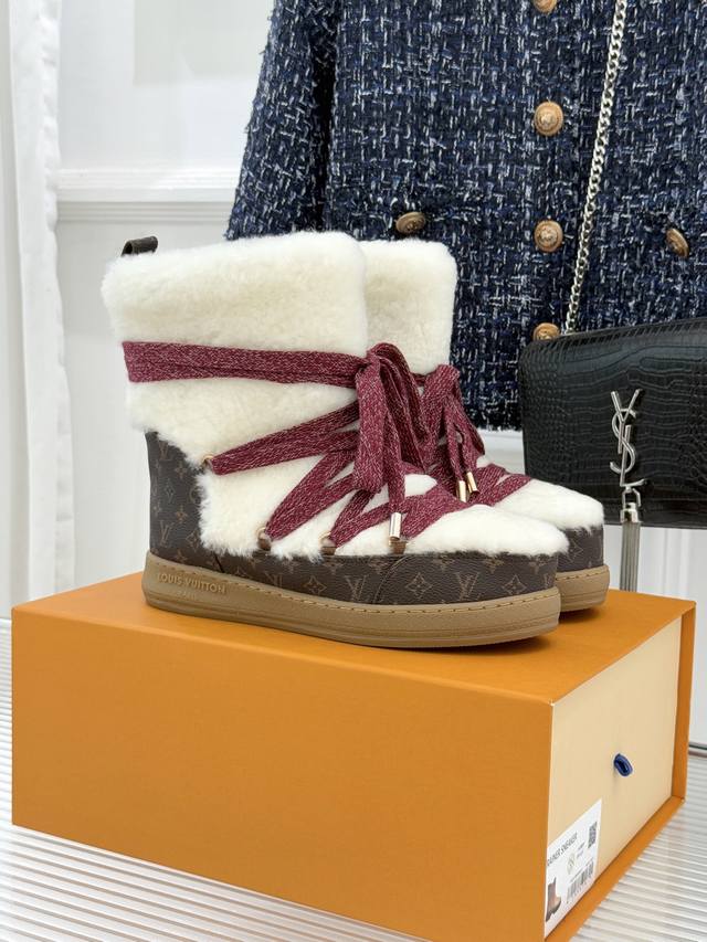 厂价 L*V 驴家25Wf新品老花绑带雪地靴 将旅行艺术融入冬日日常。 经典Monogram图案历经时光淬炼 在鞋身铺陈出低调贵气 加粗绑带设计强化轮廓感 厚实