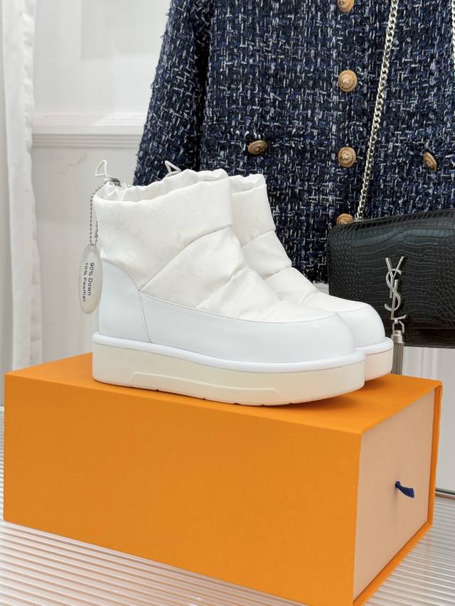 厂价 L*V 驴家经典秋冬pillow羽绒雪地靴 你还在穿着笨重雪地靴吗？ 不妨试试这双超显腿长腿细的羽绒靴 将羽绒概念进行全新演绎 面包一样的质感 鞋面是采用