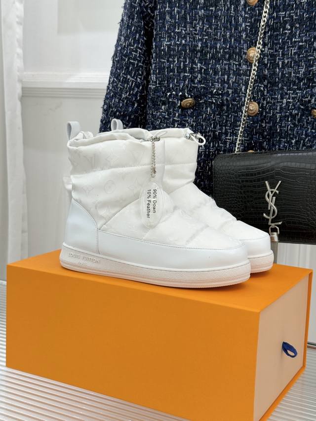 厂价 L*V 驴家经典秋冬pillow羽绒雪地靴 你还在穿着笨重雪地靴吗？ 不妨试试这双超显腿长腿细的羽绒靴 将羽绒概念进行全新演绎 面包一样的质感 鞋面是采用