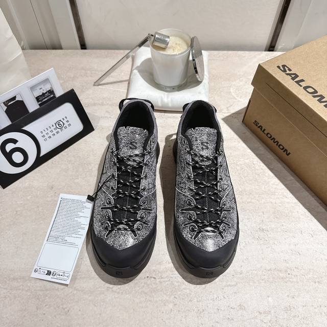 Salomon萨洛蒙25Ss新款登山鞋跑鞋 Salomon 的产品以卓越的品质和独特的设计著称，注重产品的功能性和耐用性，同时兼顾时尚感。X-Alp Suede