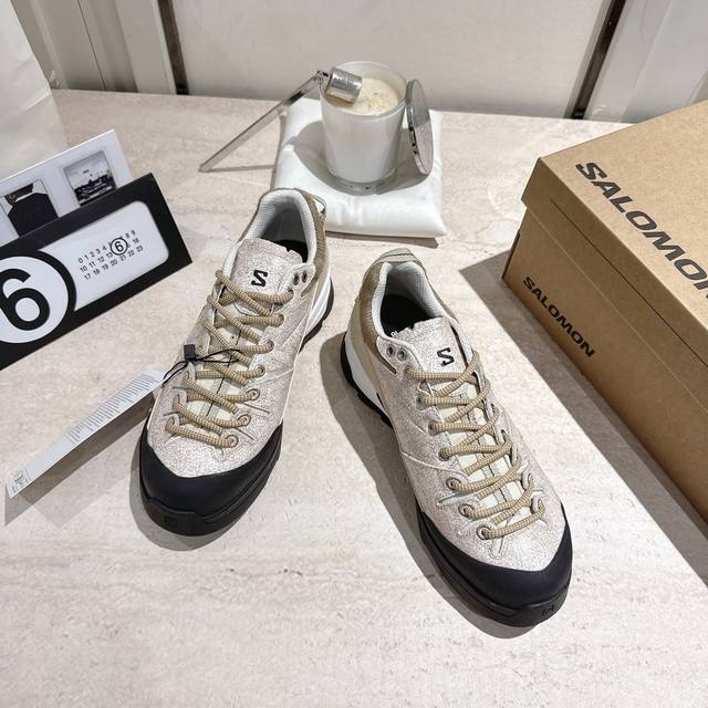 Salomon萨洛蒙25Ss新款登山鞋跑鞋 Salomon 的产品以卓越的品质和独特的设计著称，注重产品的功能性和耐用性，同时兼顾时尚感。X-Alp Suede