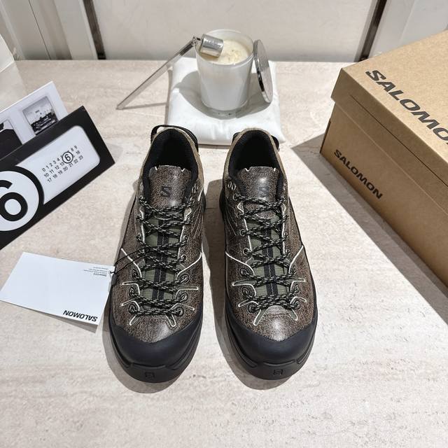 Salomon萨洛蒙25Ss新款登山鞋跑鞋 Salomon 的产品以卓越的品质和独特的设计著称，注重产品的功能性和耐用性，同时兼顾时尚感。X-Alp Suede