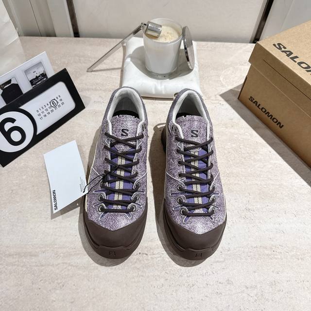 Salomon萨洛蒙25Ss新款登山鞋跑鞋 Salomon 的产品以卓越的品质和独特的设计著称，注重产品的功能性和耐用性，同时兼顾时尚感。X-Alp Suede