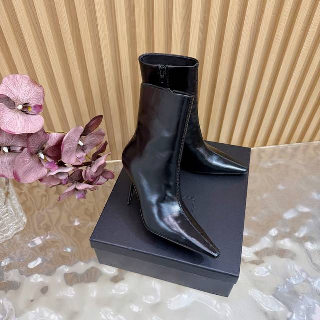 顶级版本Saint Laurent Fw25 New Arrival～ Ysl圣罗兰2025秋冬新款侧拉链高跟及踝靴尖头细跟短靴 及踝靴，搭配方形尖鞋头和细高跟