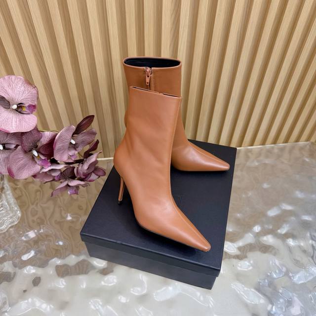 顶级版本Saint Laurent Fw25 New Arrival～ Ysl圣罗兰2025秋冬新款侧拉链高跟及踝靴尖头细跟短靴 及踝靴，搭配方形尖鞋头和细高跟