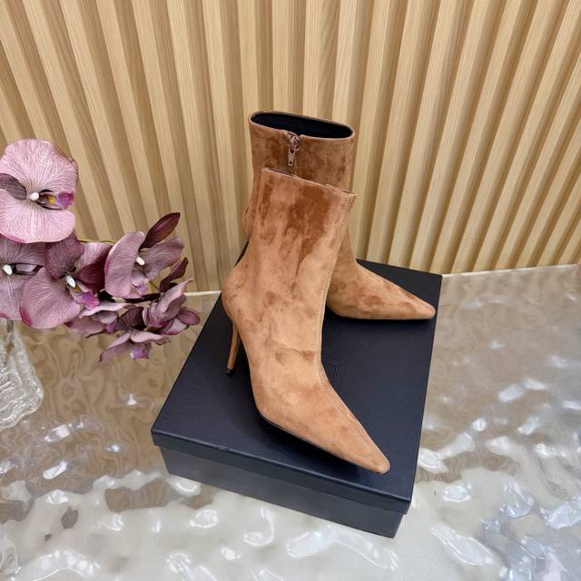 顶级版本Saint Laurent Fw25 New Arrival～ Ysl圣罗兰2025秋冬新款侧拉链高跟及踝靴尖头细跟短靴 及踝靴，搭配方形尖鞋头和细高跟