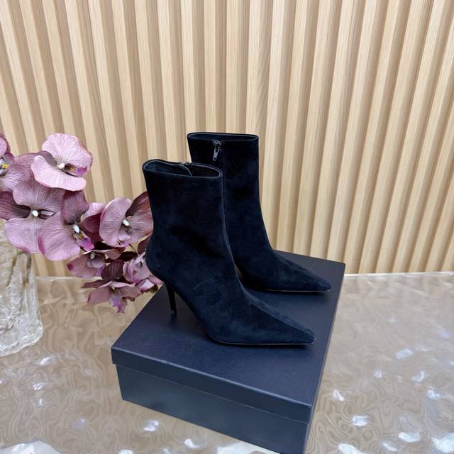 顶级版本Saint Laurent Fw25 New Arrival～ Ysl圣罗兰2025秋冬新款侧拉链高跟及踝靴尖头细跟短靴 及踝靴，搭配方形尖鞋头和细高跟