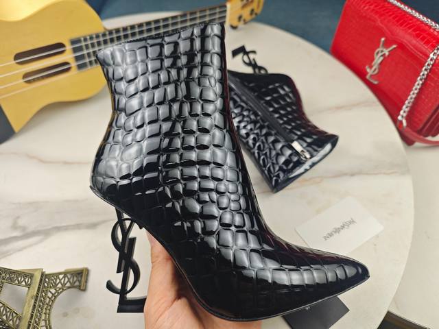 新款 Saint Laurent Ysl 圣罗兰Logo字母高跟靴 秋冬巴黎走秀款 这次设计师注入内侧拉链开口让你在任何场所轻松驾驭 上脚舒适，舒适百搭时髦、回