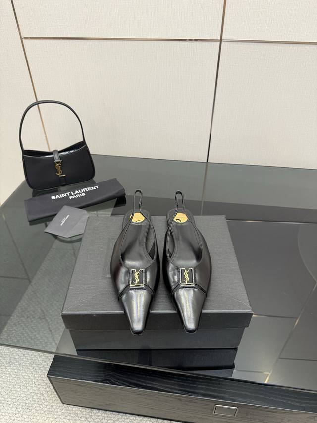 顶级版本 Saint Laurent 圣罗兰Lee金属扣单鞋 Ysl姐姐的美丽尤物高跟鞋 又是人间圣罗兰 Rose同款的小方头 高跟鞋化很好修饰脚型，奢华金属链