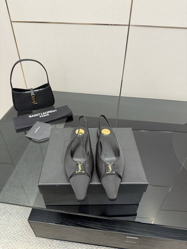 顶级版本 Saint Laurent 圣罗兰Lee金属扣单鞋 Ysl姐姐的美丽尤物高跟鞋 又是人间圣罗兰 Rose同款的小方头 高跟鞋化很好修饰脚型，奢华金属链
