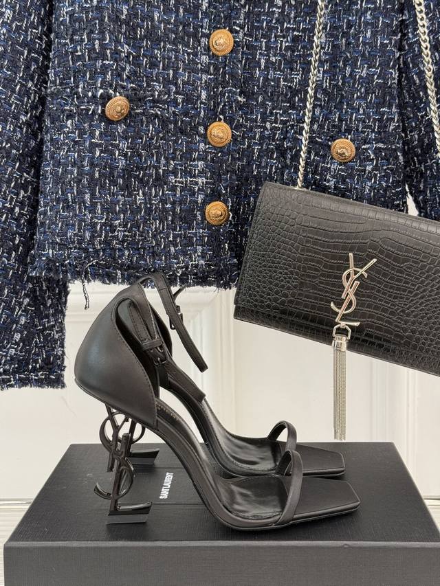 厂价 Saint Lauren*Ysl圣罗兰经典春夏字母跟 一字带高跟凉鞋 斩男又斩女的高跟鞋 爱了 不愧是最懂女人的品牌 上新即售空 尤其是侧面线条设计流畅自
