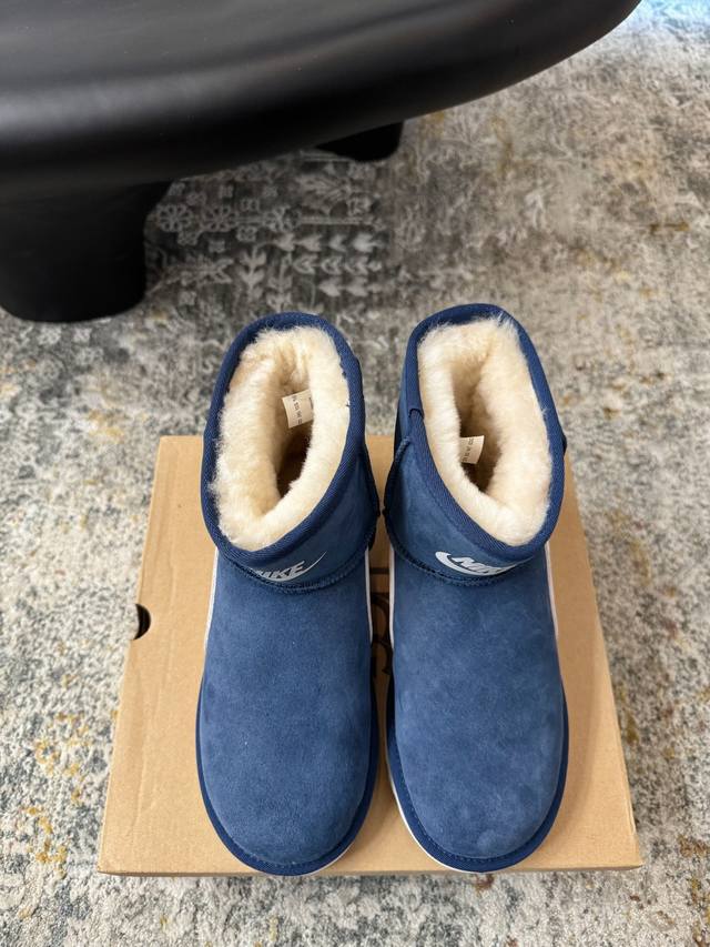 新品发布 ★面料 皮毛一体 内里 羊 鞋底 发泡底 优雅风格 创造不一样的感觉 跟高 2Cm 专柜包装 简约气质款式！ Show Bdetails ⊿：Size