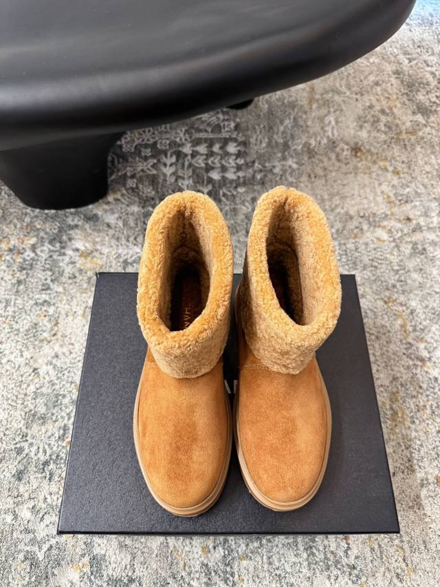 新品推荐 ★面料 皮毛一体 内里 羊毛 鞋底 橡胶底 视觉盛宴 性感自由气质 跟高 3 Cm 专柜包装 简约气质款式！ 市场顶级 Show Bdetails ⊿