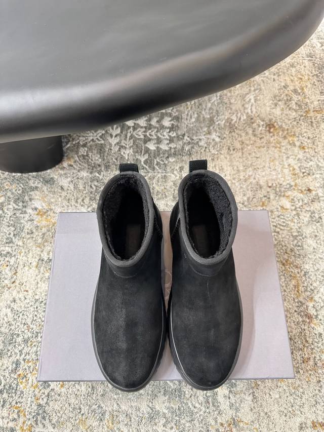 新品推荐 ★面料 皮毛一体 内里 羊毛 鞋底 橡胶底 视觉盛宴 性感自由气质 跟高4 Cm 专柜包装 简约气质款式！ 市场顶级 Show Bdetails ⊿：