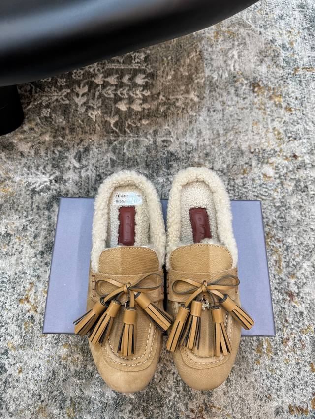 新品推荐 ★面料 皮毛一体 内里 羊毛 鞋底 橡胶底 视觉盛宴 性感自由气质 跟高 2 Cm 专柜包装 简约气质款式！ 市场顶级 Show Bdetails ⊿