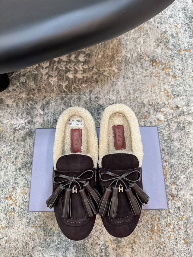 新品推荐 ★面料 皮毛一体 内里 羊毛 鞋底 橡胶底 视觉盛宴 性感自由气质 跟高 2 Cm 专柜包装 简约气质款式！ 市场顶级 Show Bdetails ⊿