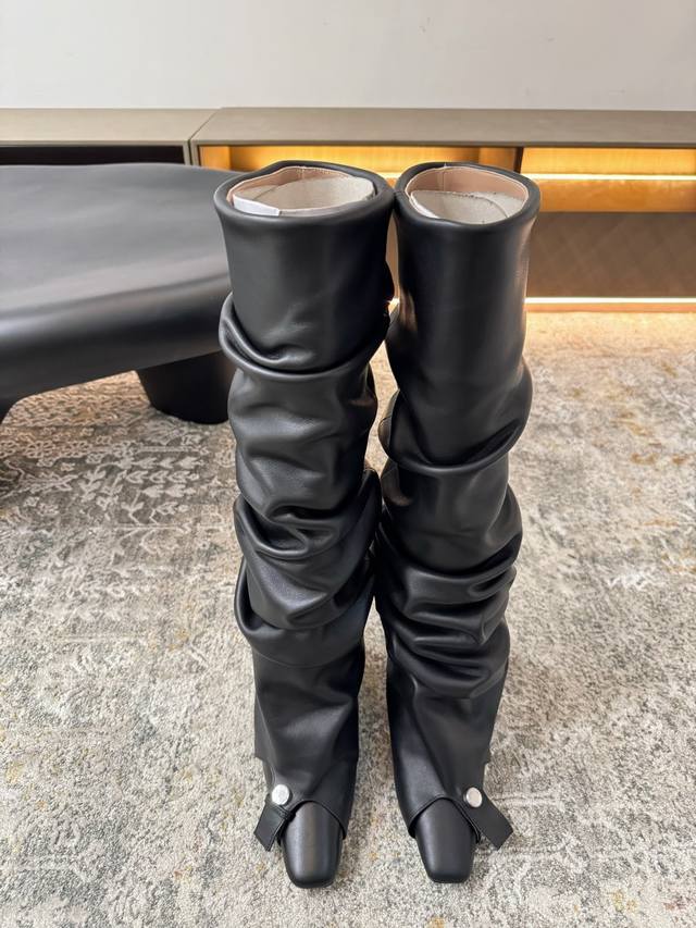 新品推荐 ★面料 牛皮 内里 牛皮 鞋底 牛皮 视觉盛宴 性感自由气质 跟高 .Cm 专柜包装 简约气质款式！ 市场顶级 Show Bdetails ⊿：Siz