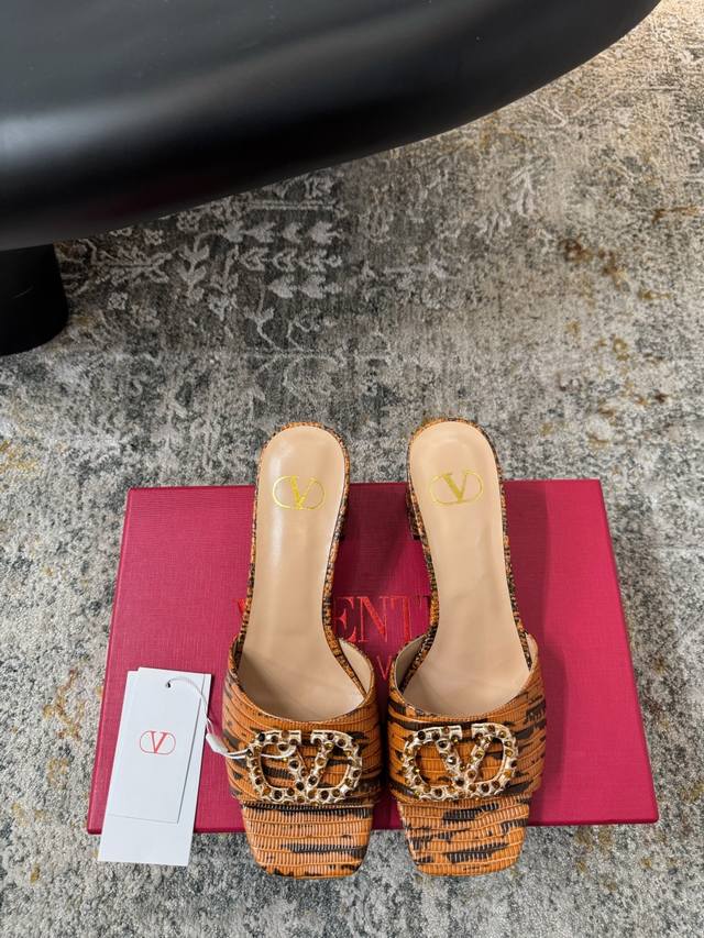 早春新品 ★面料 印刷皮 内里 羊皮 鞋底 牛皮 优雅风格 创造不一样的感觉 跟高 6 Cm 专柜包装 简约气质款式！ 市场顶级 Show Bdetails ⊿