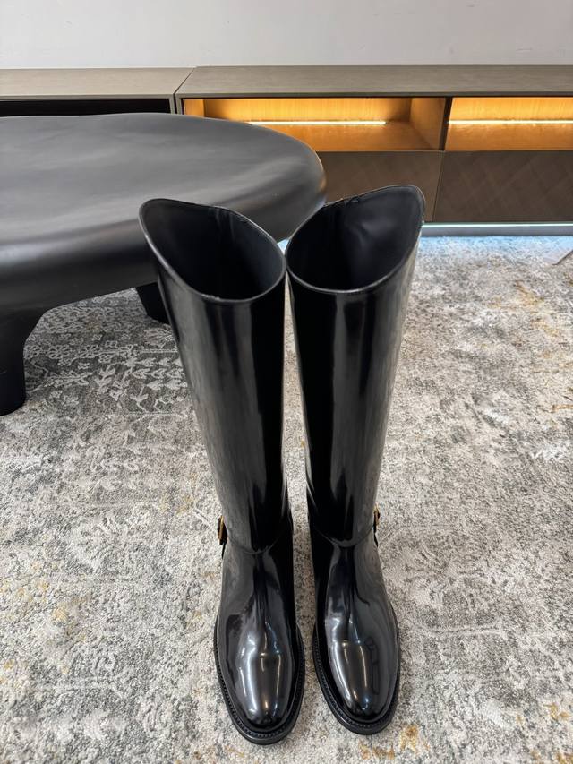 秋冬新品 面料 漆皮 内里 牛皮 鞋底 橡胶底 优雅风格 创造不一样的感觉 跟高 3 Cm 专柜包装 简约气质款式！ Show Bdetails Size. ｜