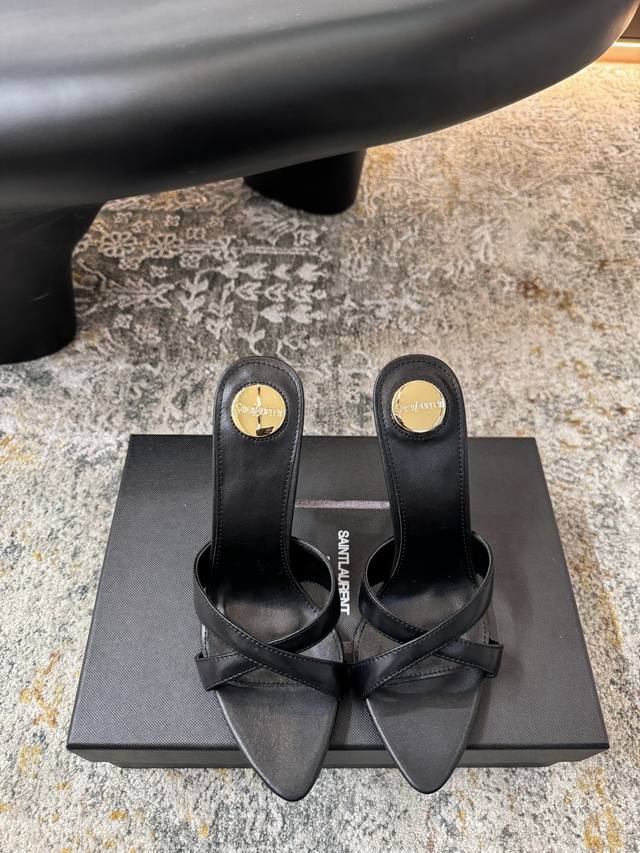 2新品 谁能拒绝Ysl高跟鞋，号称斩男神奇，你值得拥有 面料 牛皮 内里 羊皮 鞋底 牛皮 优雅风格 创造不一样的感觉 跟高 10 Cm 专柜包装 简约气质款式