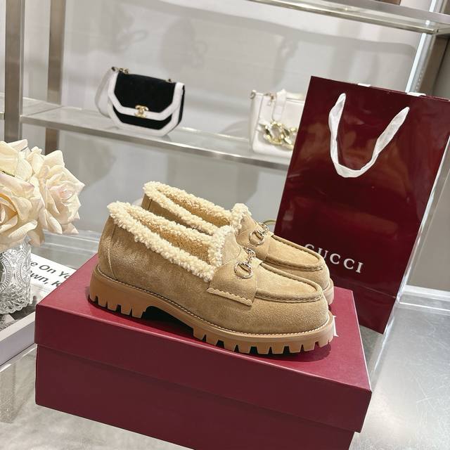 冬季新款羊毛内里女士马衔扣乐福鞋 精巧细节为这款乐福鞋注入优雅气息。选用光滑绒面材质，搭配美利奴羊毛衬里，更显矜贵格调。浅金色调马衔扣为这款经典而不失现代风范的