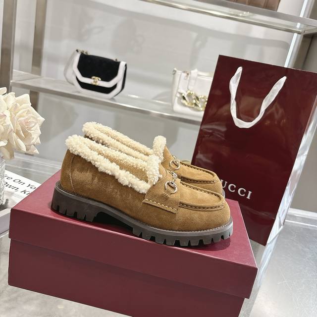 冬季新款羊毛内里女士马衔扣乐福鞋 精巧细节为这款乐福鞋注入优雅气息。选用光滑绒面材质，搭配美利奴羊毛衬里，更显矜贵格调。浅金色调马衔扣为这款经典而不失现代风范的